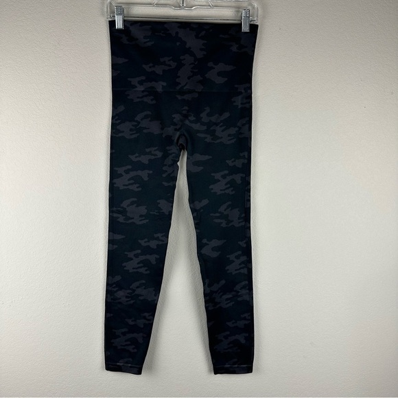 SPANX Pants - Spanx Black Gray Camo Look At Me Now Seamless Ankle Leggings Size XL